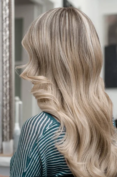 Menina loira com cabelos longos com penteado onda — Fotografia de Stock