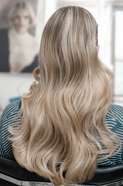 Menina loira com cabelos longos com penteado onda — Fotografia de Stock