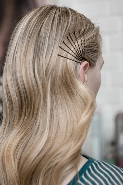 Menina loira com cabelos longos com penteado onda — Fotografia de Stock