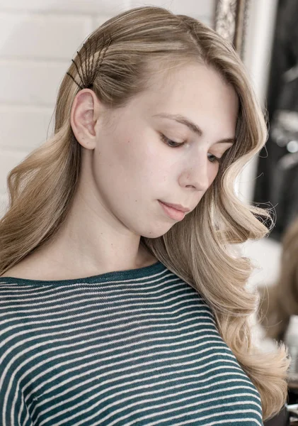Blond tjej med långt hår med våg frisyr — Stockfoto