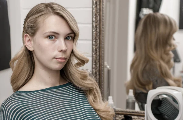 Blond tjej med långt hår med våg frisyr — Stockfoto
