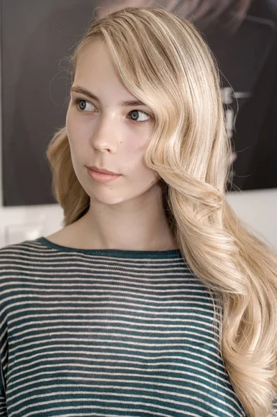 Szőke lány, hosszú haja hullám frizura — Stock Fotó