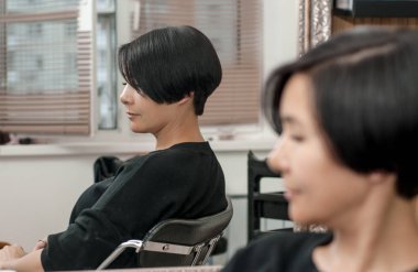 kısa saçlı esmer kadın