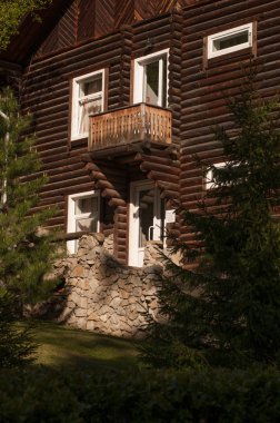 Doğaile çevrili ahşap ev