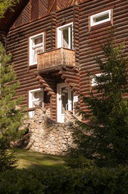 Doğaile çevrili ahşap ev