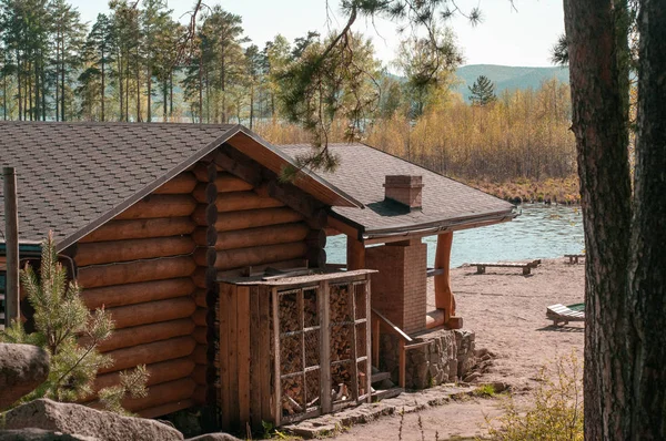 Casa de madera rodeada de naturaleza —  Fotos de Stock