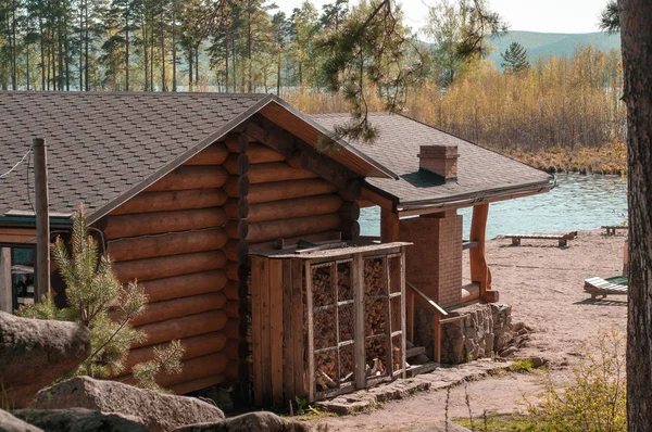 Casa de madera rodeada de naturaleza —  Fotos de Stock