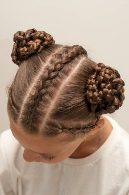 Güzel saç bir kız üzerinde difan 