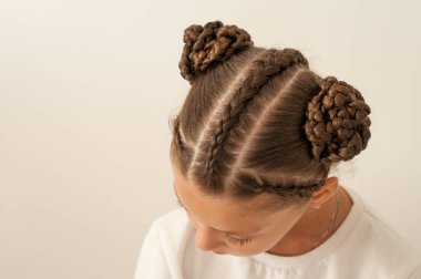 Güzel saç bir kız üzerinde difan 