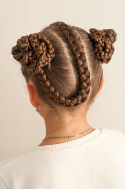 Güzel saç bir kız üzerinde difan 