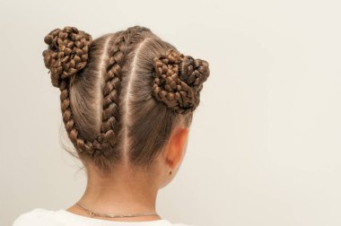 Güzel saç bir kız üzerinde difan 