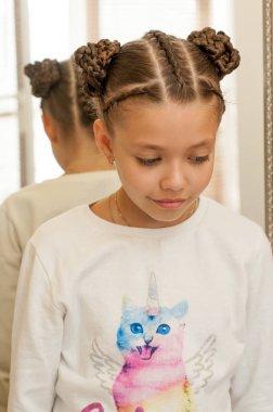 Güzel saç bir kız üzerinde difan 