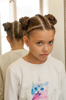 Güzel saç bir kız üzerinde difan 