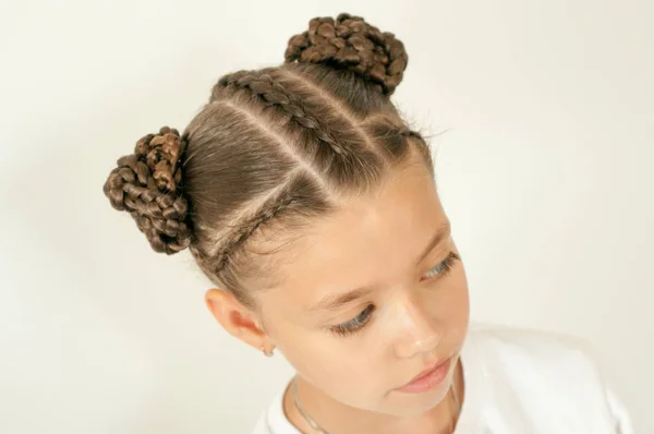 Belo cabelo tecer em uma menina — Fotografia de Stock