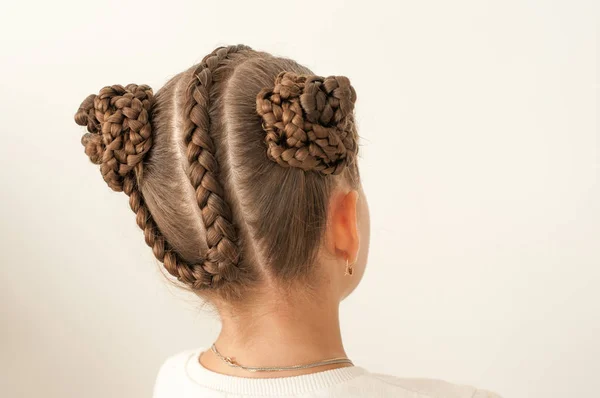 Belo cabelo tecer em uma menina — Fotografia de Stock