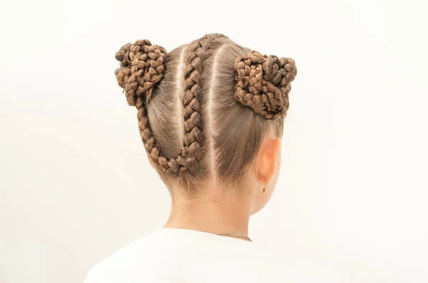 Belo cabelo tecer em uma menina — Fotografia de Stock