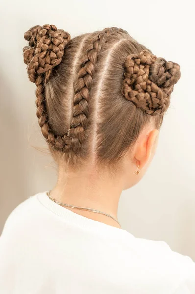 Belo cabelo tecer em uma menina — Fotografia de Stock