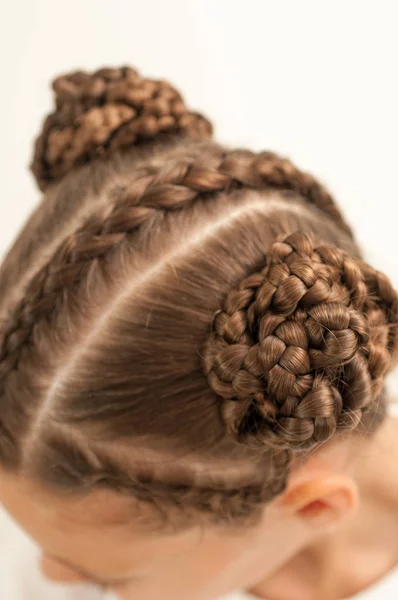 Bella tessitura di capelli su una ragazza — Foto Stock