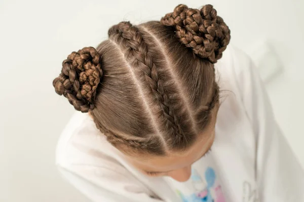 Belo cabelo tecer em uma menina — Fotografia de Stock