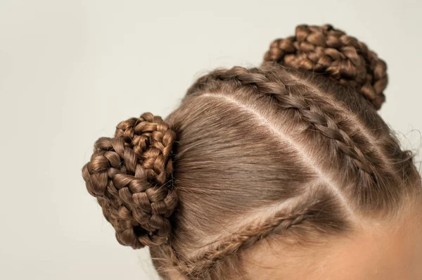 Rambut indah menenun pada seorang gadis — Stok Foto