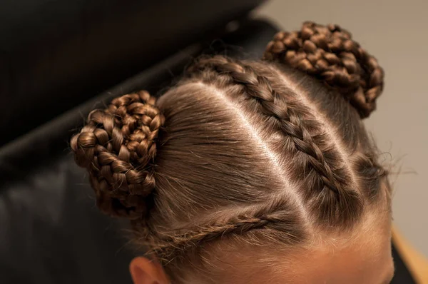 Bella tessitura di capelli su una ragazza — Foto Stock