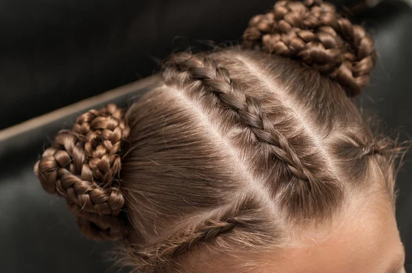 Belo cabelo tecer em uma menina — Fotografia de Stock