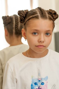 Güzel saç bir kız üzerinde difan 