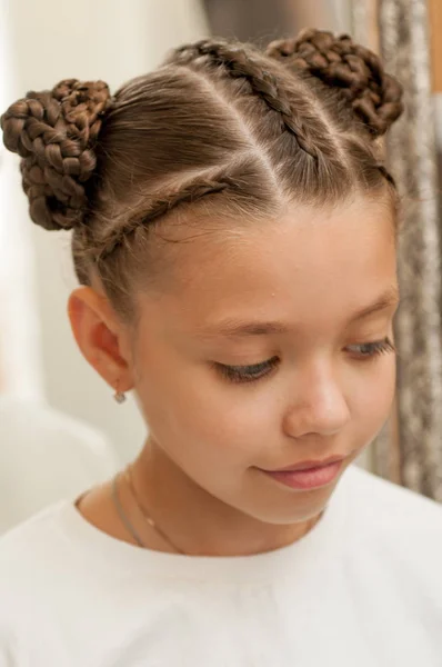 Bella tessitura di capelli su una ragazza — Foto Stock