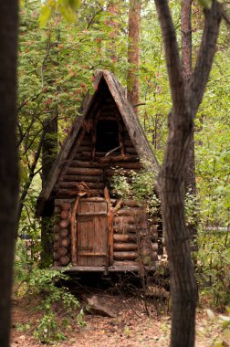 Parkta Baba Yaga'nın masalsı evi
