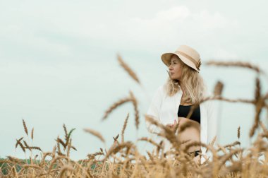 Bir buğday tarlasında genç sarışın kadın