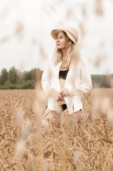 Bir buğday tarlasında genç sarışın kadın