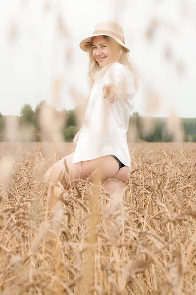 Bir buğday tarlasında genç sarışın kadın