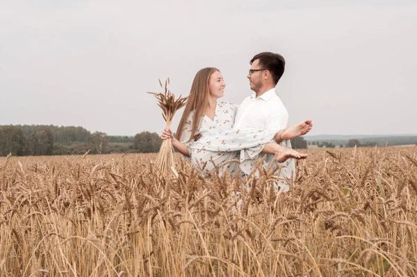 Kärlekshistoria i ett vetefält — Stockfoto