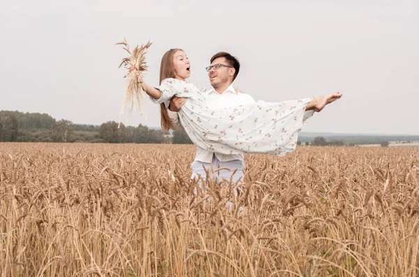 História de amor em um campo de trigo — Fotografia de Stock