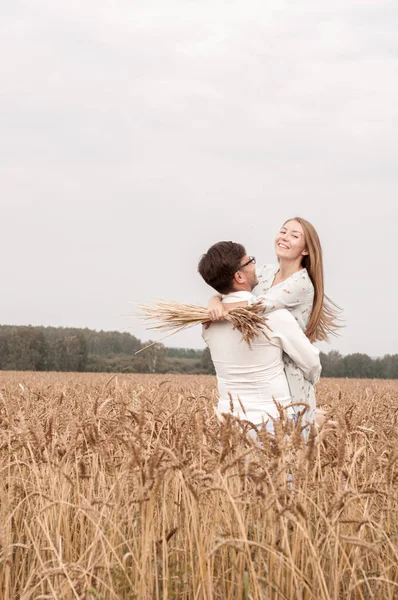 História de amor em um campo de trigo — Fotografia de Stock