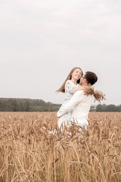 Liefdesverhaal in een tarwe veld — Stockfoto