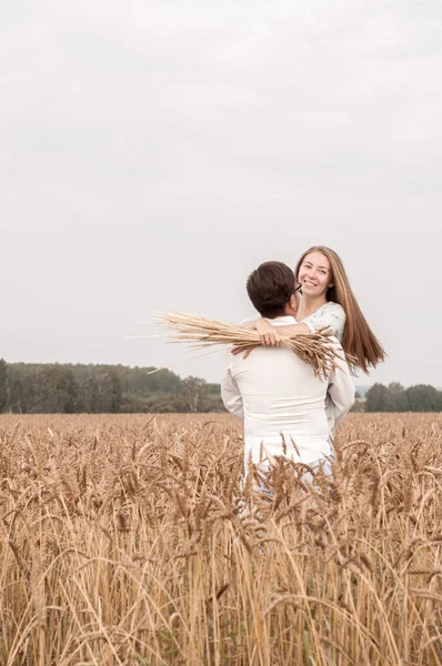 Liefdesverhaal in een tarwe veld — Stockfoto