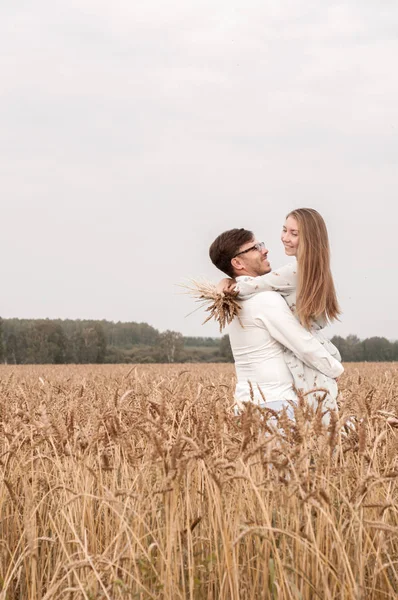 História de amor em um campo de trigo — Fotografia de Stock