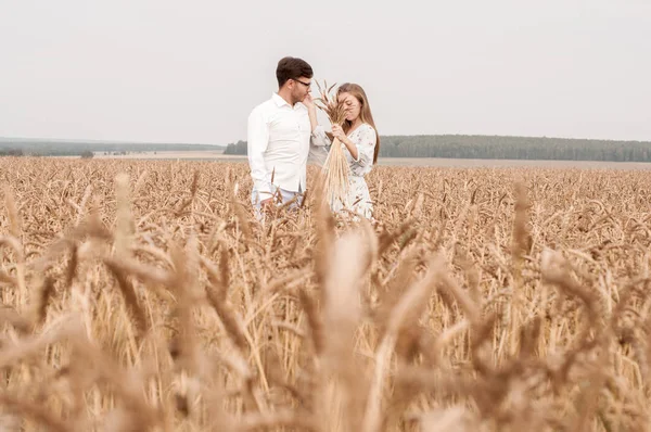 Liefdesverhaal in een tarwe veld — Stockfoto