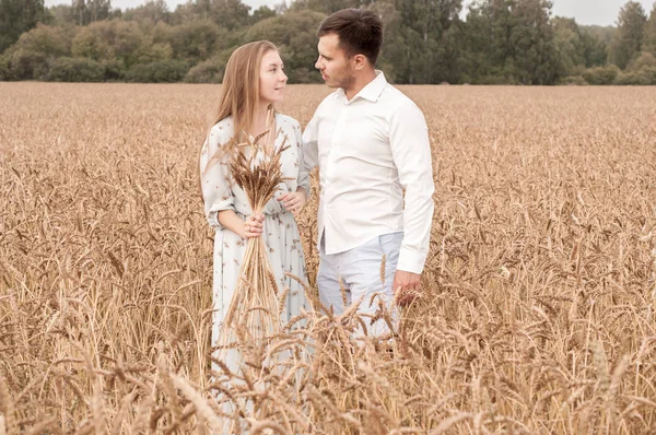 Milostný příběh v pšeničném poli — Stock fotografie