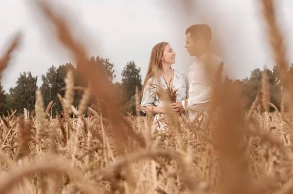 Liefdesverhaal in een tarwe veld — Stockfoto