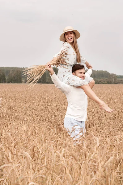 Retrato Jovem Casal Alegre Uma Menina Chapéu Senta Nos Ombros — Fotografia de Stock