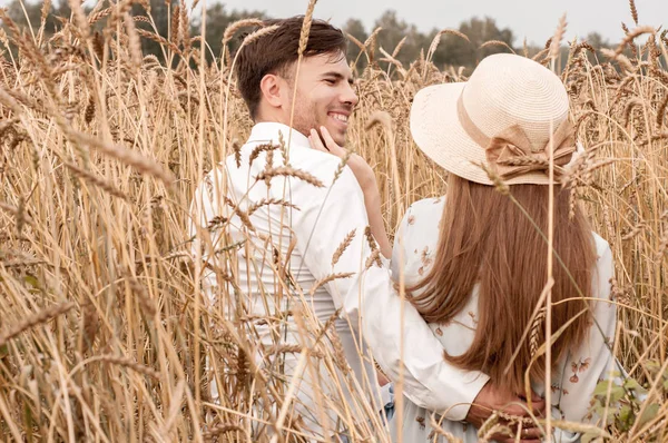 História de amor em um campo de trigo — Fotografia de Stock