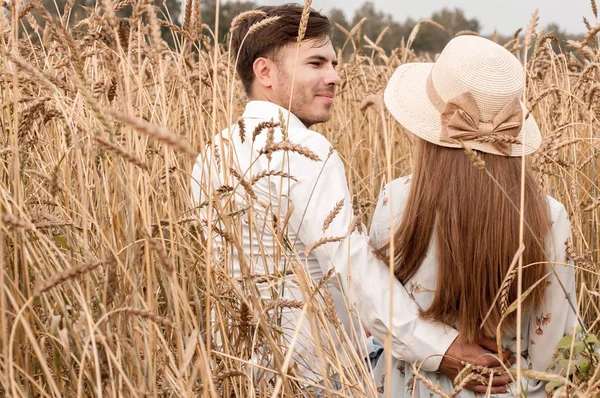 Love Story in a Wheat Field — Stock Photo, Image