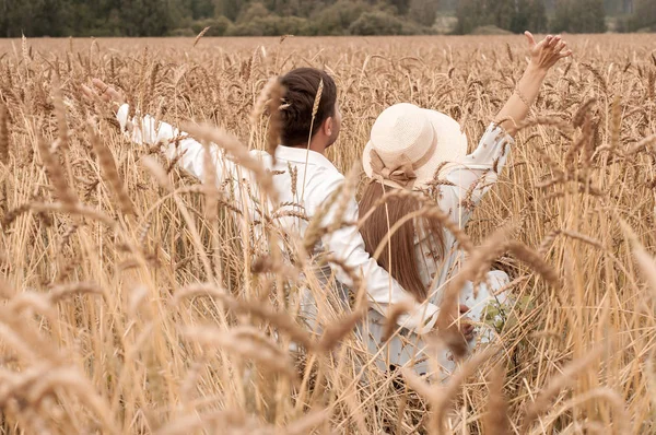 История любви в теплом поле — стоковое фото