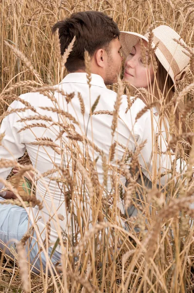 Liefdesverhaal in een tarwe veld — Stockfoto