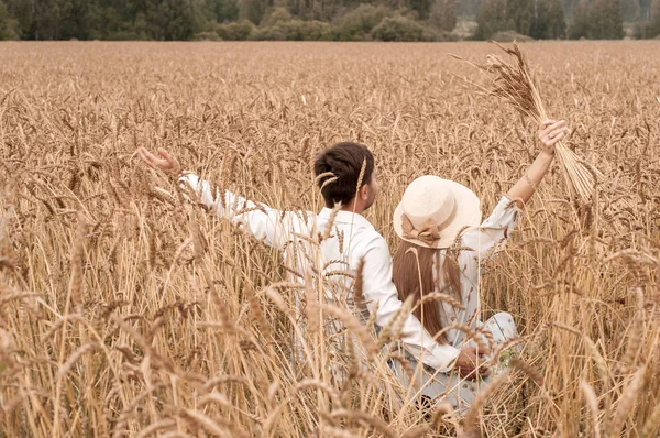 História de amor em um campo de trigo — Fotografia de Stock