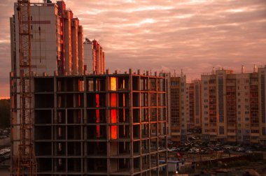 Yapı nın altında çok katlı bir binada güzel gün batımı ışığı