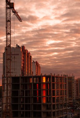 Yapı nın altında çok katlı bir binada güzel gün batımı ışığı