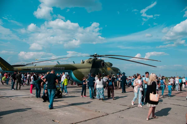 Russische groene militaire helikopter op het observatiedek aan de — Stockfoto